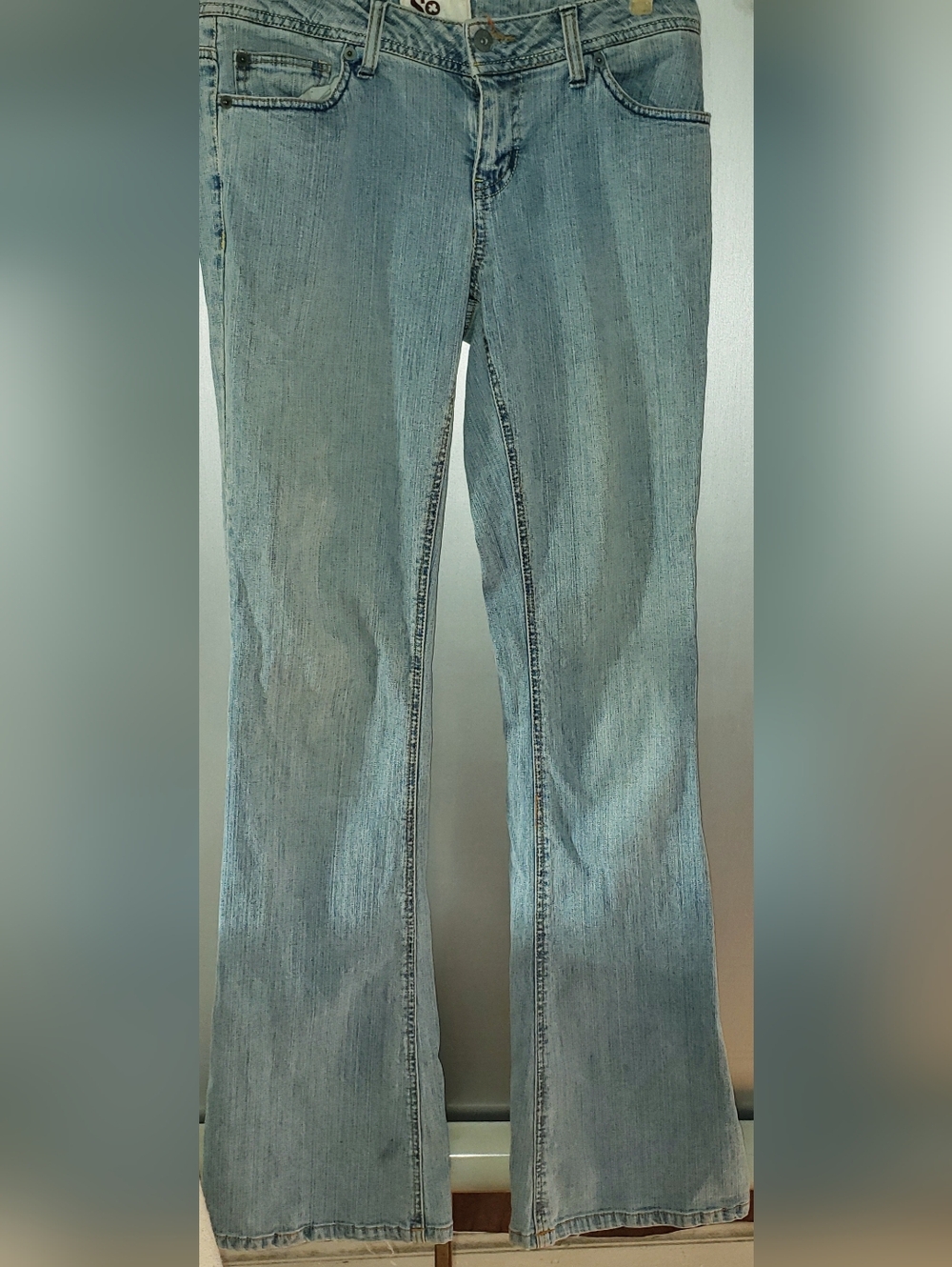 SO LIGHT BLUE DENIM FLARE JEANS WITH AMBER AND BLUE STITCHING. SZ 7 LONG.